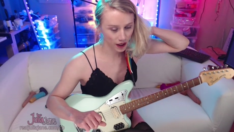 realjuliajane  19-04-2022